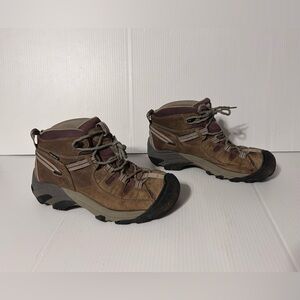 KEEN outdoor brown hiking boots  size 8.5